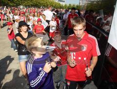 FC Bayern holt die Fahrzeuge bei Audi ab - Philipp Lahm wird von den Fans bis zum Bus verfolgt