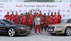 FC Bayern holt die Fahrzeuge bei Audi ab - Mannschaftsfoto