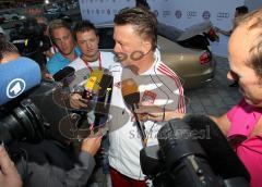 FC Bayern holt die Fahrzeuge bei Audi ab - Louis van Gaal