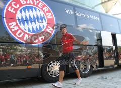 FC Bayern holt die Fahrzeuge bei Audi ab - Mario Gomez am Bayernbus winkt zu den Fans