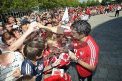 FC Bayern holt die Fahrzeuge bei Audi ab - Mark van Bommel