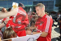 FC Bayern holt die Fahrzeuge bei Audi ab - Bastian Schweinsteiger