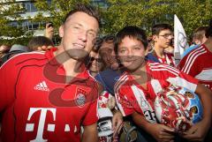 FC Bayern holt die Fahrzeuge bei Audi ab - Ivica Olic mit Fans