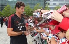 FC Bayern - Fahrzeugübergabe Audi - Saison 2011-2012 - Mario Gomez