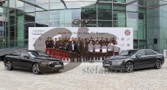 FC Bayern - Fahrzeugübergabe Audi - Saison 2011-2012 - Audi Mannschaftsfoto mit Audi Vorstand Peter Schwarzenbauer