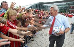 FC Bayern - Fahrzeugübergabe Audi - Saison 2011-2012 - Xaver Ziller, Leiter VIP fahrzeuge Bayern München verteilt Audi Cup Bälle