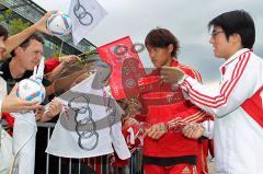 FC Bayern - Fahrzeugübergabe Audi - Saison 2011-2012 - Takashi Usami mit Übersetzer