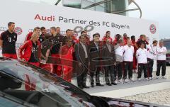 FC Bayern - Fahrzeugübergabe Audi - Saison 2011-2012 - Audi Mannschaftsfoto mit Audi Vorstand Peter Schwarzenbauer