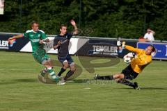 Landesliga Süd-Ost - FC Gerolfing - SV Manching - Ihring Florian #15 grün FC Gerolfing mit der Chance zum 1:0 Führungstreffer - Geisler Thomas Torwart SV Manching - Frank Thomas #2 blau SV Manching - Foto: Jürgen Meyer