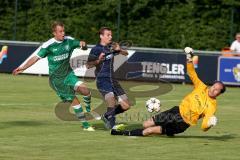 Landesliga Süd-Ost - FC Gerolfing - SV Manching - Ihring Florian #15 grün FC Gerolfing mit der Chance zum 1:0 Führungstreffer - Geisler Thomas Torwart SV Manching - Frank Thomas #2 blau SV Manching - Foto: Jürgen Meyer