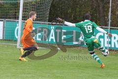 Landesliga 2015/16 - FC Gerolfing - TSV Eching - Hornof Franz Torwart Eching - Robinson Adrian grün Gerolfing - Foto: Jürgen Meyer
