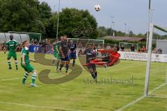 Landesliga Süd-Ost - FC Gerolfing - SV Manching -Ernhofer Marco Torwart FC Gerolfing kann vor El-Mahmod Azad #5 blau SV Manching klären -  Foto: Jürgen Meyer