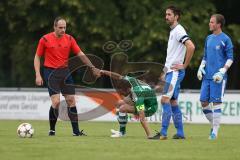 Landesliga 2015/16 - FC Gerolfing - SC Kircheim - Der Schiedrichter hilft Keskin Onur #10 grün Gerolfing beim Aufstehen -  Foto: Jürgen Meyer