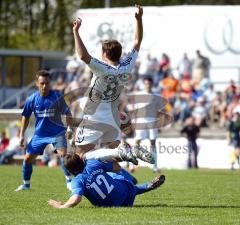 FC Ingolstadt 04 - SpVgg Elversberg - Schlauderer wird von hinten von den Beinen geholt