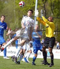 FC Ingolstadt 04 - SpVgg Elversberg - Eckball Keidel und Wenczel steigt hoch. doch der Torwart kommt ihm zuvor