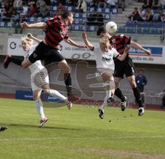 FC Ingolstadt 04 - Wacker Burghausen - 03.05.08 - Malte Metzelder und Michael Wenczel köpfen die Ecke von Zecke