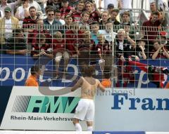 FSV Frankfurt - FC Ingolstadt 04 - 24.03.08 - Andreas Buchner geht zu den Fans und gibt sein Trikot