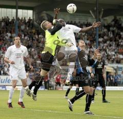 FC Ingolstadt 04 - FSV Frankfurt - 24.05.2008 - Ali Gerba steigt auf und wird vom TW von den Beinen geholt. rechts Husterer