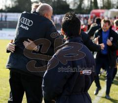 FC Ingolstadt 04 - Bayern II - Peter Jackwerth umarmt Trainer Thorsten Fink nach Spielende