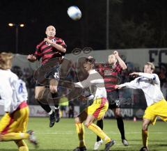 FC Ingolstadt 04 - KSC 2 - Necat Aygün steigt auf und köpft. Rechts Stefen Wohlfahrt