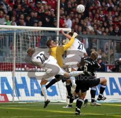 1860 - FC Ingolstadt 04 - TW Michael Lutz kann gerade noch wegboxen