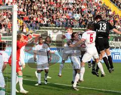 2.Bundesliga - FC Ingolstadt 04 - FC Augsburg - Michael Wenczel köpft an die Latte