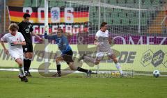 2.Bundesliga - FC Ingolstadt 04 - FC Augsburg - Der Ausgleich TW Michael Lutz schiimpft. Links Michael Wencel lässt den Kopf hängen