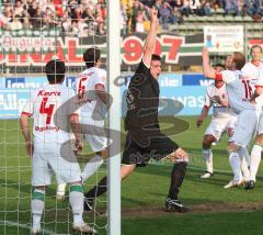 2.Bundesliga - FC Ingolstadt 04 - FC Augsburg - Michael Wenczel köpft an die Latte und jubelt. Ball war nicht drin