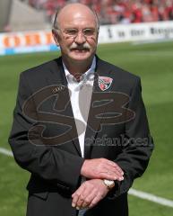 2.Bundesliga - FC Ingolstadt 04 - 1.FC Nürnberg - Trainer Horst Köppel zeigt seine Uhr, die er als Glücksbringer nur an Spieltagen trägt