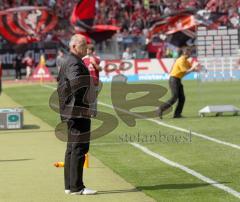 2.BL - FC Ingolstadt 04 - 1.FC Nürnberg - Das Stadion feiert und Peter Jackwerth schaut nachdenklich zu den Spielern des FC Ingolstadt 04