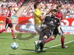 2.Bundesliga - FC Ingolstadt 04 - 1.FC Nürnberg - Stefan Leitl läuft mit dem Torwart Raphael Schäfer zusammen