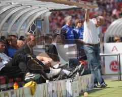 2.Bundesliga - FC Ingolstadt 04 - 1.FC Nürnberg - Trainer Horst Köppel sieht beim freistoß nicht hin