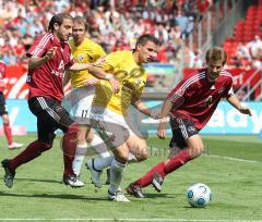 2.Bundesliga - FC Ingolstadt 04 - 1.FC Nürnberg - Valdet Rama wird von hinten durch Javier Pinola gestört