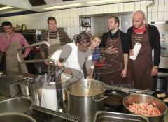 FC Ingolstadt 04 - Kochen und Essen mit Gregor Wittmann mit den Spielern und Spielerfrauen - von links Michael Wenczel,  Michael Lutz, Steffen Wohlfarth, Necat Aygün und Gregor FC Ingolstadt 04 - Kochen und Essen mit Gregor Wittmann mit den Spielern und S