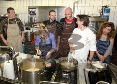 FC Ingolstadt 04 - Kochen und Essen mit Gregor Wittmann mit den Spielern und Spielerfrauen - von links Michael Lutz, Steffen Wohlfarth, Necat Aygün und Gregor Wittmann