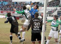 2.Bundesliga - FC Ingolstadt 04 - SpVgg Greuther Fürth - Michael Lutz kann den Freistoß parrieren