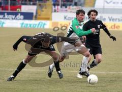 2.Bundesliga - FC Ingolstadt 04 - SpVgg Greuther Fürth - Markus Karl rechts und links Michael Wenczel können den Fürther nicht stoppen