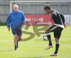 FC Ingolstadt 04 - Training - Horst Köppel mischt sich unter das Team und spielt mit