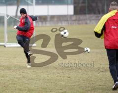 2.Bundesliga - FC Ingolstadt 04 - Training - Jakob Dallevedove flankt