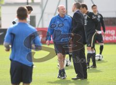 FC Ingolstadt 04 - Training - Neuer Trainer Horst Köppel mitte unterhält sich kurz mit Harald Gärtner. Links Trainer Michael Wiesinger