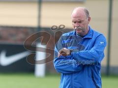 FC Ingolstadt 04 - Training - Horst Köppel schaut auf seine Uhr