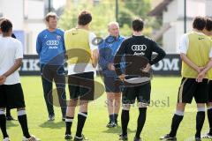 FC Ingolstadt 04 - Training - Ansprache Trainer Horst Köppel, links Brano Arsenovic
