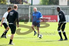 FC Ingolstadt 04 - Training - Horst Köppel mischt sich unter das Team und spielt mit