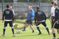 FC Ingolstadt 04 - Training - Horst Köppel mischt sich unter das Team und spielt mit