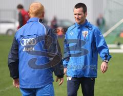 2.Bundesliga - FC Ingolstadt 04 - Training mit Interimstrainer - Gespräch, links Heiko Vogel und rechts Michael Wiesinger