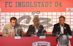 2.Bundesliga - FC Ingolstadt 04 - SV Wehen Wiesbaden - Pressekonferenz - links Hans-Werner Moser, Sabrina Bernecker und rechts Thorsten Fink