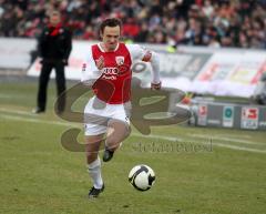 2.BL - FC Ingolstadt 04 -  1860 München - Heiko Gerber mit einem Solo. Im Hintergrund Trainer Thosrten Fink