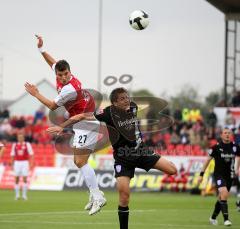 FC Ingolstadt 04 - Osnabrück - Valdet Rama links nimmt den Abstoß mit dem Kopf