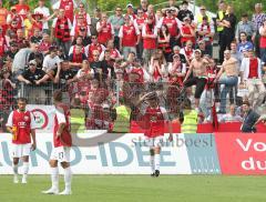 2.Bundesliga - FC Ingolstadt 04 - Rot Weiss Ahlen - Die Spieler bedanken sich bei den Fans. Michael Wenczel wird beschimpft und wirft die Schals wieder zurück und dreht ab. Die Fans hinter ihm pfeiffen ihn aus