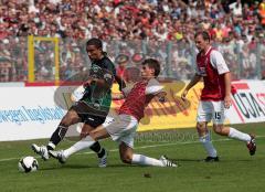 FC Ingolstadt 04 - Fürth - Valdet Rama im Vorwärtskampf. rechts Fink Tobias